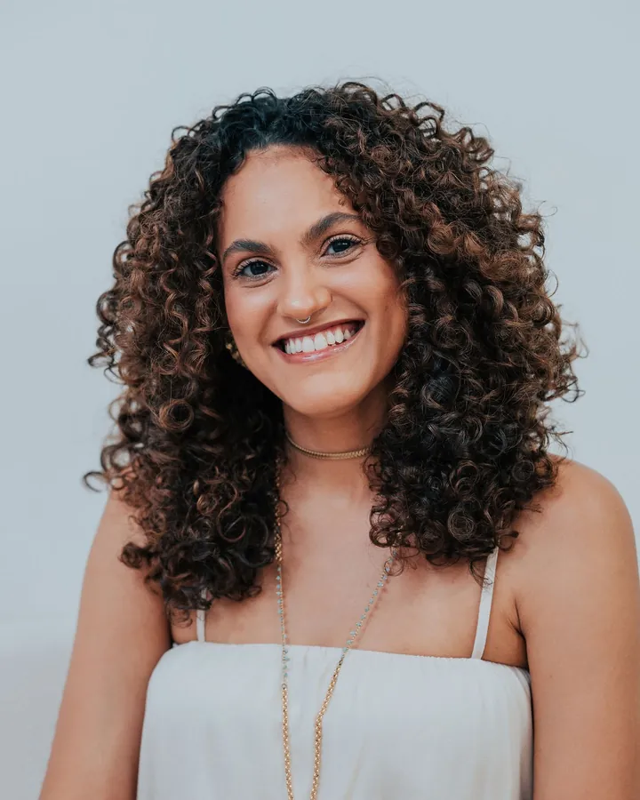 Dharana Vieira, psicóloga da clínica, sorrindo
