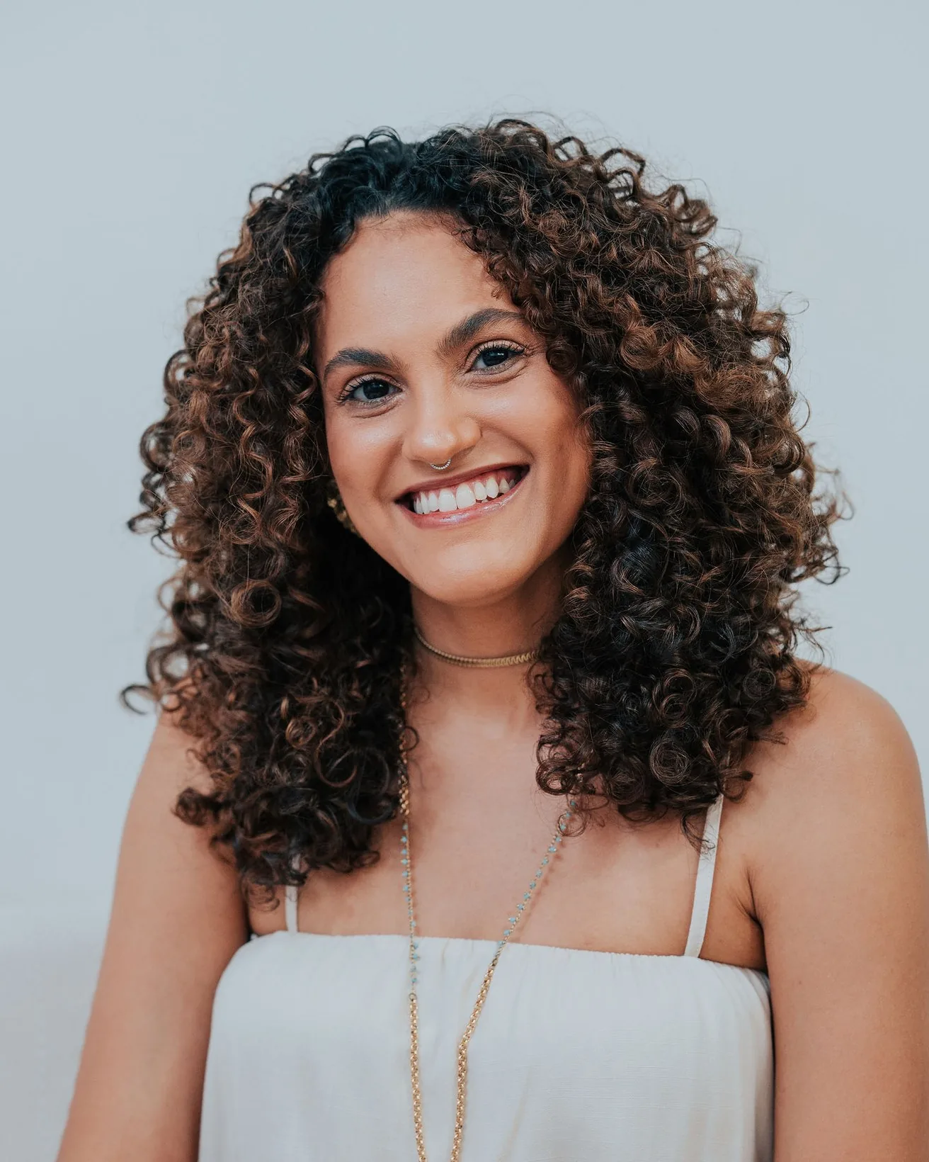 Dharana Vieira, psicóloga da clínica, sorrindo